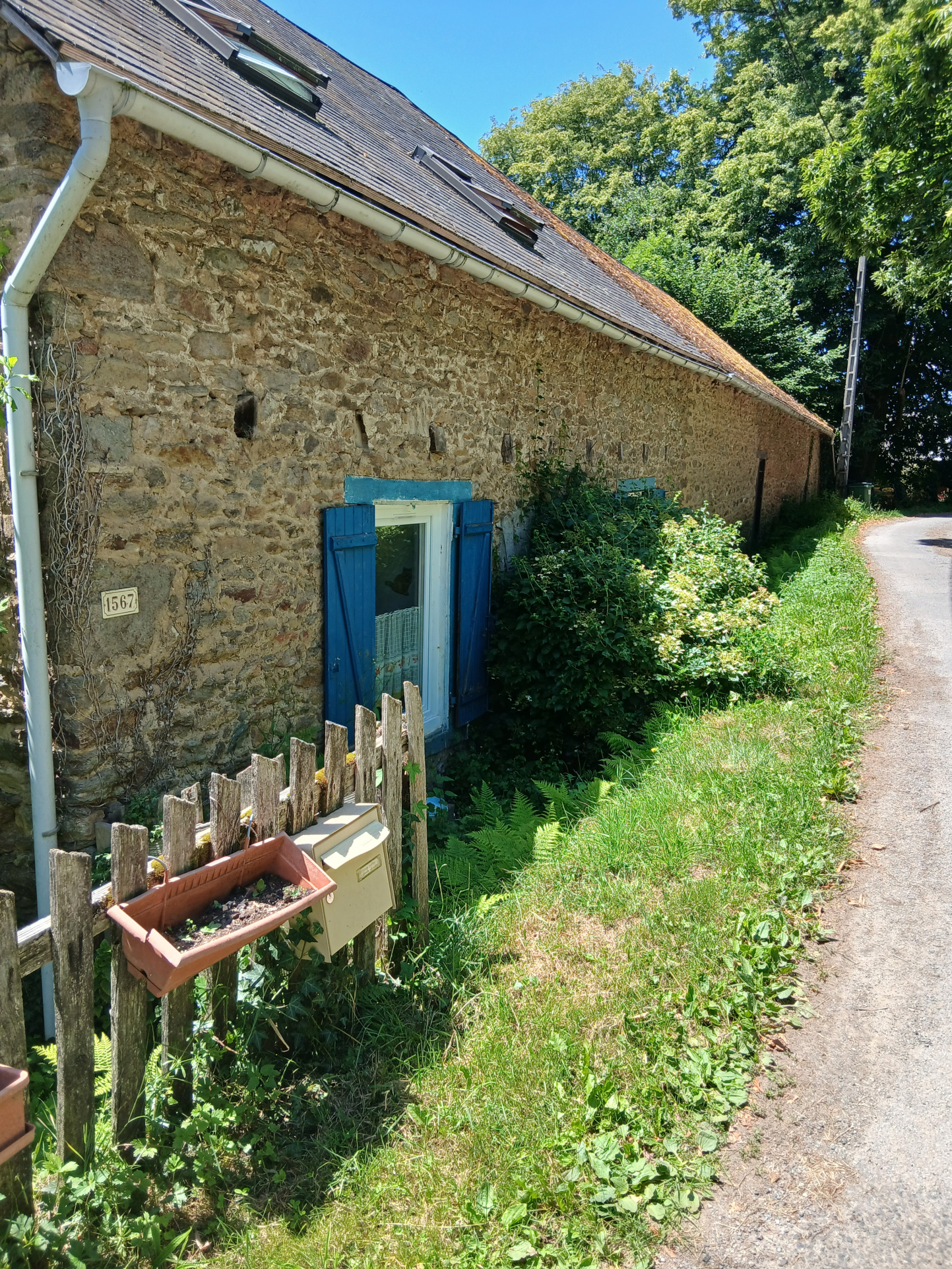Maison à flanc de colline avec plus d'un hectare de terrain